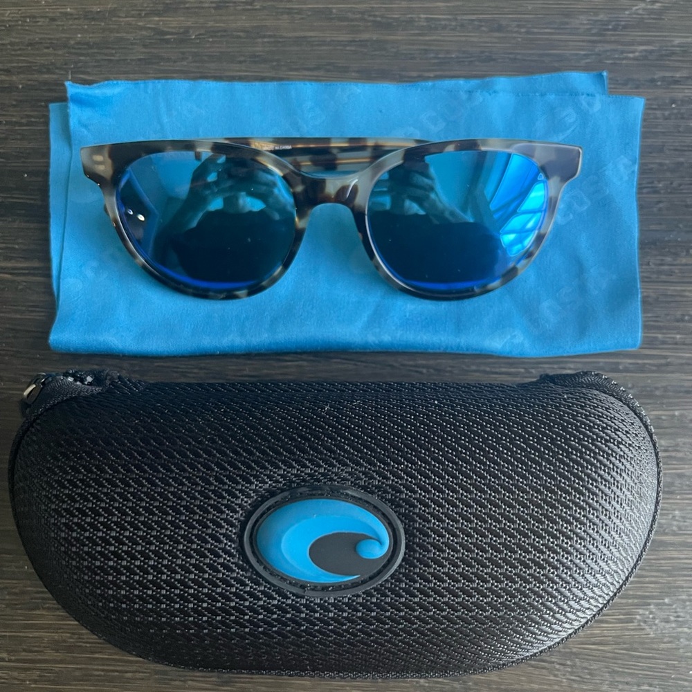Costa Isla polarized sunglasses
